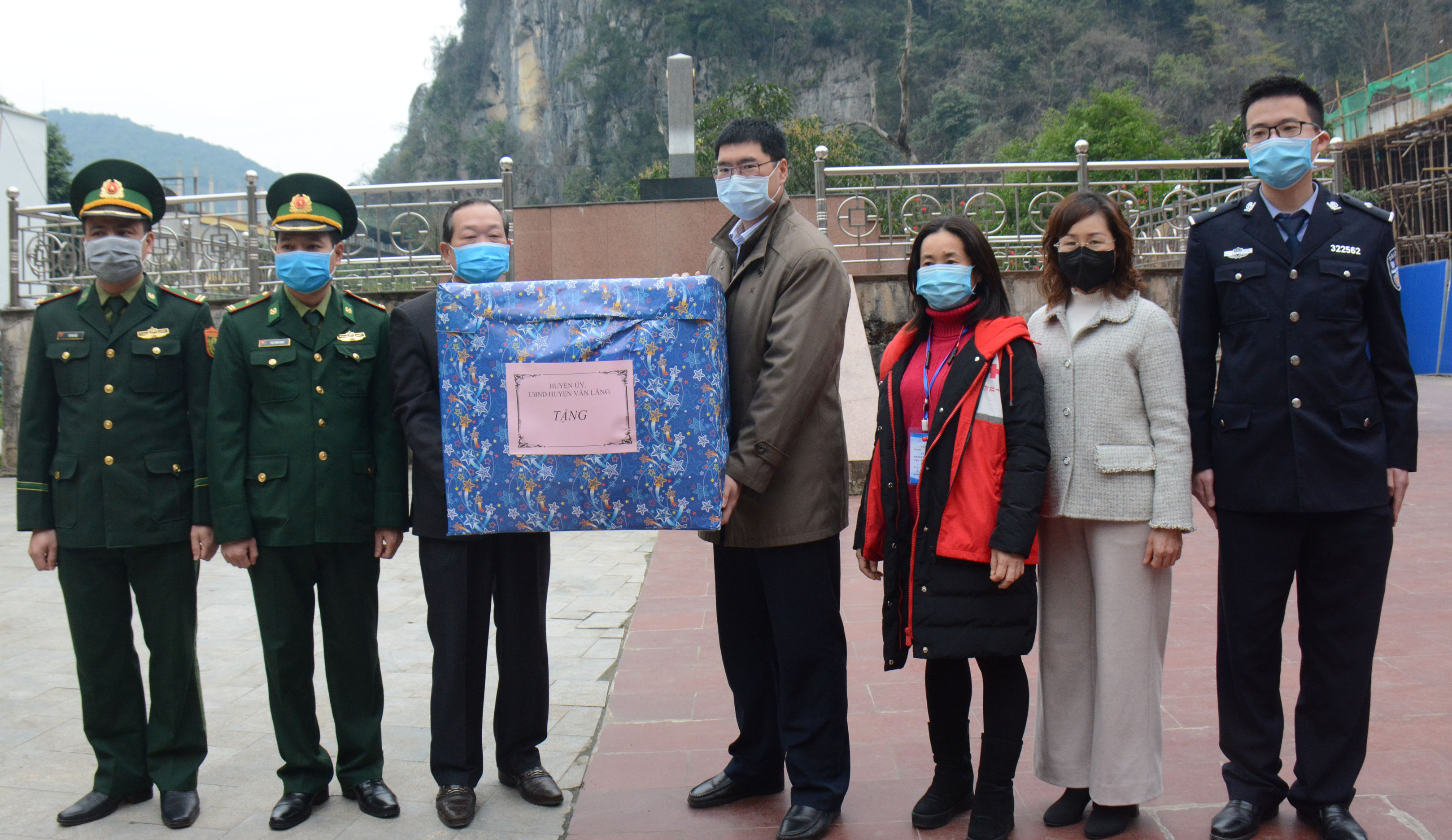 越南谅山省文朗县向凭祥市政府捐赠一批防疫物资
