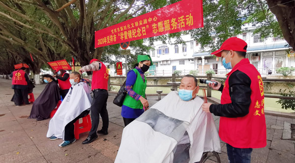 我市在休闲广场开展”学雷锋纪念日”志愿服务义剪活动